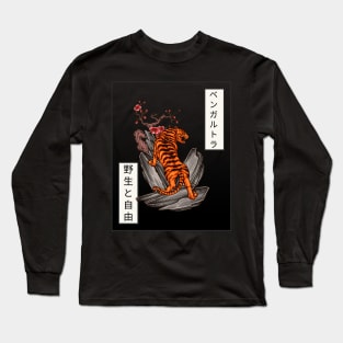 Japanese tiger climbing mountain art tattoo Long Sleeve T-Shirt